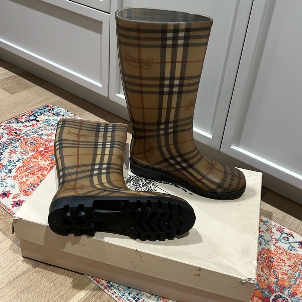 Burberry haymarket rain boots size 8.5